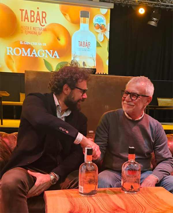 A sinistra Paolo Molinari, CEO di Casoni liquori, a destra Paolo Pari, presidente del Consorzio Pesca e Nettarina di Romagna IGP